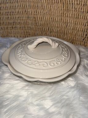 Classic Cream Covered Casserole Dish with Decorative Lid